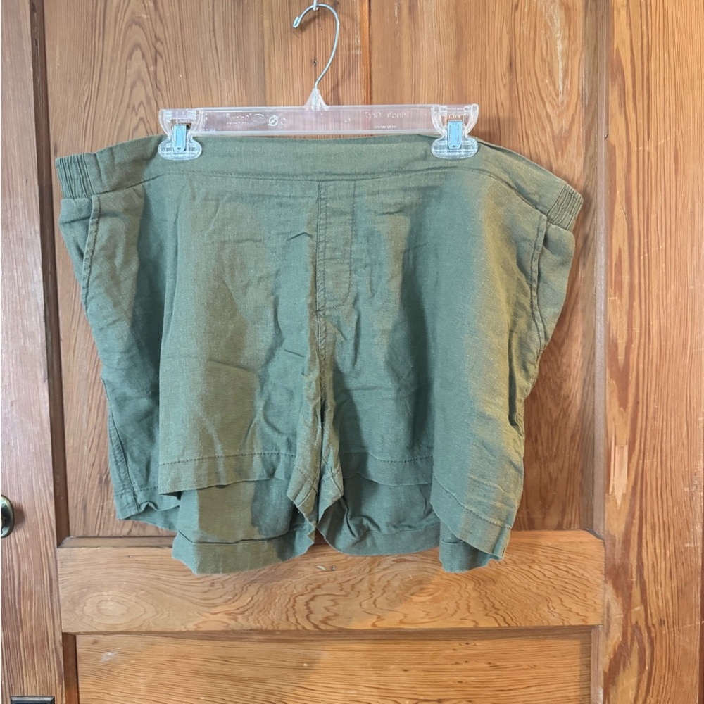 Old Navy Women's Cargo Shorts in Olive
